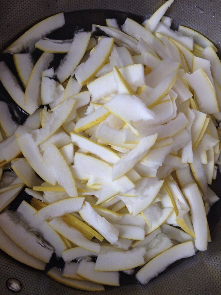 腌柚子皮,锅里放水，再放切好的柚子皮下锅煮开，再煮两三分钟。
