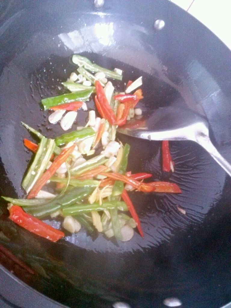 鱼香茄子,6. 锅内留少许油，放入青红辣椒，葱姜蒜小火煸香。