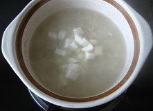 山药薏米茯苓粥 ,加入山药和茯苓粉，继续煮20分钟