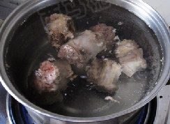 牛尾山药煲,锅中注入冷水，同时下入牛尾，水开后再煮2分钟