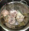 雪耳苹果猪腱汤,猪腱肉放入清水中煮片刻，拿出来再用清水冲洗干净，备用
