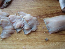 香辣鲈鱼,分开鱼肉和鱼骨，鱼肉片成略厚一点儿的薄片