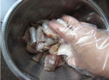 香辣鲈鱼,将鱼肉和鱼骨放进大碗，先加入盐、料酒、胡椒粉、五香粉，抓匀入味，腌制10分钟左右