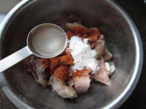 香辣鲈鱼,再加入辣椒粉、淀粉和水，抓匀上浆