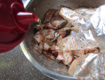 香辣鲈鱼,加入约1大勺花生油，抓匀