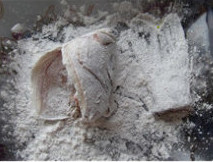 香辣鲈鱼,鱼头和鱼尾均匀拍上一层干面粉