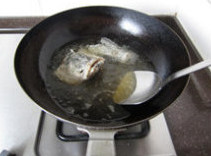 香辣鲈鱼,下入约6、7成热的油锅中