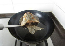 香辣鲈鱼,炸至金黄酥脆，捞出沥油备用