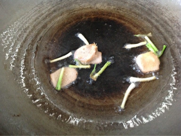 鲫鱼炖蛋,如图姜片葱白下热油锅爆香 后放进鲫鱼