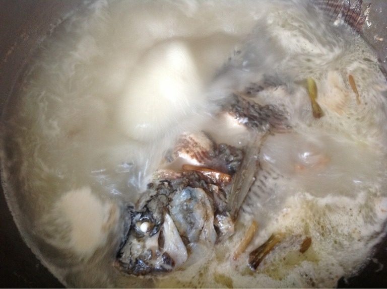 鲫鱼炖蛋,如图鲫鱼煎到两面稍微金黄色后加料酒加清水烧开  加锅盖煮到鱼汤浓白色    加适量的盐 鸡精就可以出锅