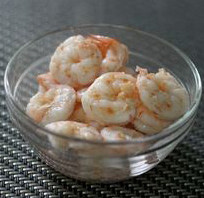 鲜虾芒果蜜乳沙拉,将虾仁入开水锅中划熟，捞出