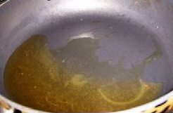 红烧鲈鱼,煎锅放一点油。烧热
