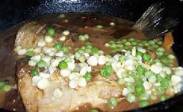 红烧鲈鱼,烧至10分钟加入 豌豆 玉米粒，继续小火烧制
