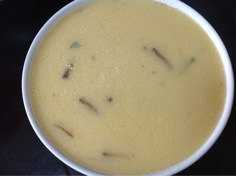 鲫鱼炖蛋,如图打均匀的鸡蛋液倒进凉冷的鱼汤里   用筷子再搅拌均匀