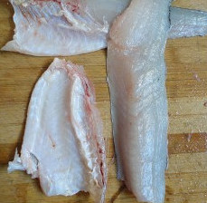 杏鲍菇爆鲈鱼,沿着脊骨把鱼肉给剔下，然后再剔下腹部上的刺