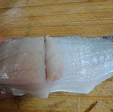 杏鲍菇爆鲈鱼,把鱼肉的上部3分之一处用刀切开到鱼皮处，不要切断