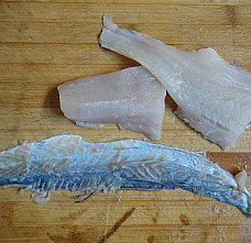 杏鲍菇爆鲈鱼,拿刀贴鱼皮把鱼肉给割下