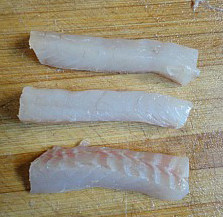 杏鲍菇爆鲈鱼,割下鱼皮后，把鱼肉切成条