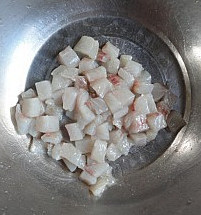 杏鲍菇爆鲈鱼,用手挤下水份，加入盐和料酒用手抓匀