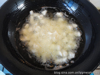 杏鲍菇爆鲈鱼,锅中入油，烧到六七成热，放入鱼肉，炸到定型（不要炸时间长）