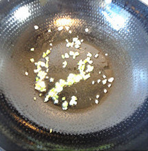 杏鲍菇爆鲈鱼,炸好的鱼肉，沥油，将锅中留少许底油，加入葱、姜炸香