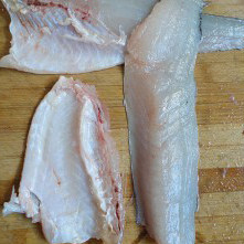 黄瓜爆鲈鱼 ,沿着脊骨把鱼肉给剔下，然后再剔下腹部上的刺