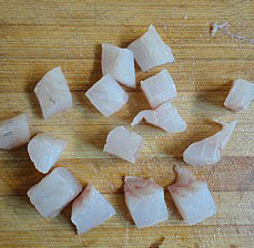 黄瓜爆鲈鱼 ,把鱼肉的上部3分之一处用刀切开到鱼皮处，不要切断，拿刀贴鱼皮把鱼肉给割下，割下鱼皮后，把鱼肉切成条，再切成丁