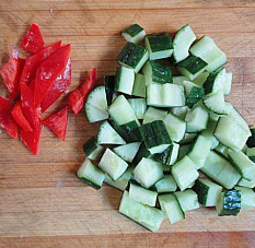 黄瓜爆鲈鱼 ,黄瓜切成两瓣，除去里面的瓤。切成丁，红椒切成不可方