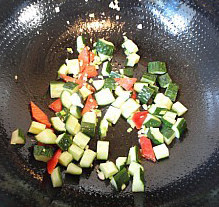 黄瓜爆鲈鱼 ,加入黄瓜和红椒炒一炒
