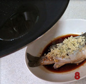 清蒸鲈鱼,浇在鱼身上的蒜末上，爆香蒜末