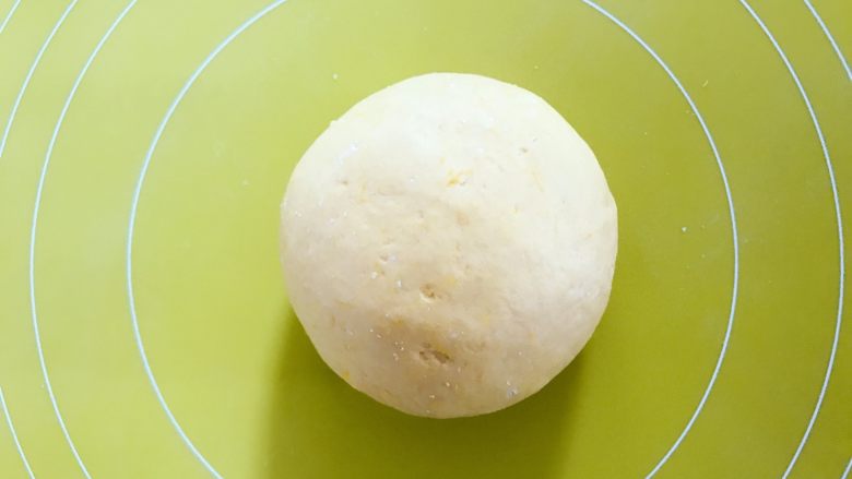 宝宝辅食：南瓜豆沙包,然后用手将面团搓揉成较光滑的面团。
》未发酵前的面团表面有点粗糙的，没有关系的哈。