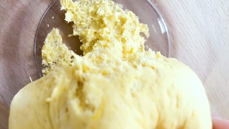 宝宝辅食：南瓜豆沙包,面团发酵成2倍大时，用手指沾面粉在中间戳一个洞不回弹；面团内部组织形成蜂窝状的孔洞，均匀细密。
》这是发酵成功的特征，大家制作的中途也要注意观察。