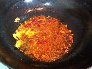 莲花白盐煎肉,锅中放油，加入姜蒜末儿，豆豉，郫县豆瓣酱，花椒
