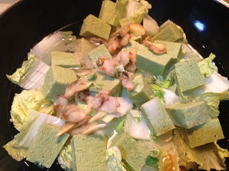 文蛤白菜豆腐汤,将葱姜、豆腐、文蛤、娃娃菜放入锅内，加水微没过食材。