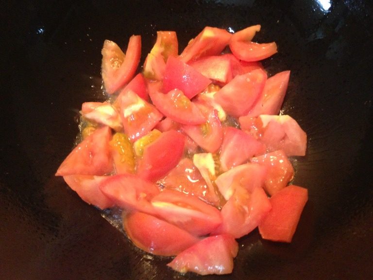 番茄基围虾仁,重新启锅，热锅放油，热至五分放入西红柿丁，转中火翻炒出汁