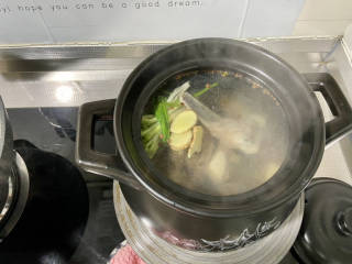 红烧羊肉煲➕胡萝卜煲羊排,羊排用焯水的原汤浇干净，放入砂锅