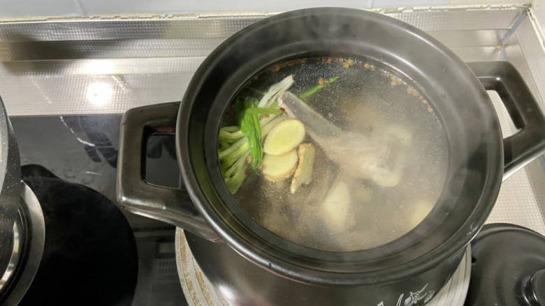 红烧羊肉煲➕胡萝卜煲羊排,羊排用焯水的原汤浇干净，放入砂锅