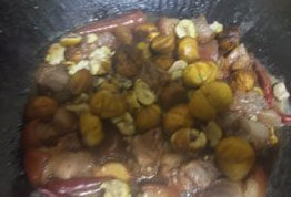 栗子红烧猪尾,加入栗子，拌匀，盖上盖子，继续焖20-30分钟即可上桌。
