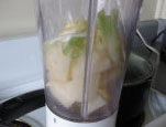 梨汁辣白菜,将梨，蒜，葱白，姜丝用搅拌机搅成泥