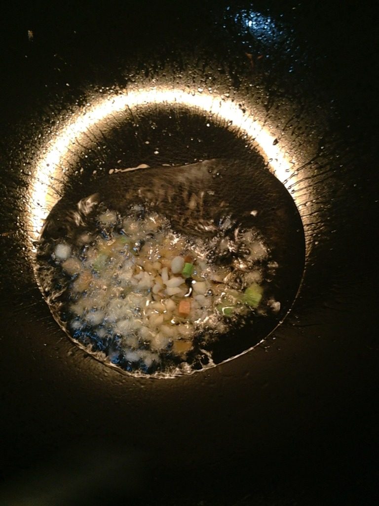 鸡蛋虾仁炒口蘑,热锅放油热至六分，放入葱姜蒜爆香