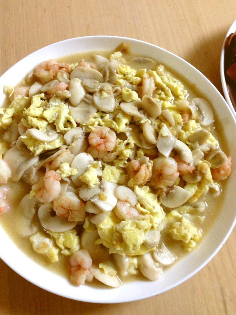 鸡蛋虾仁炒口蘑,最后加入虾仁、鸡蛋翻炒出锅