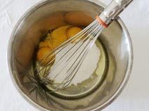 浓情布朗尼,将全蛋，蛋黄和细砂糖放入容器，用打蛋器打至砂糖融化