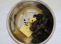 浓情布朗尼,奶油与巧克力隔水融化成巧克力糊