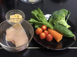 鸡胸肉蔬菜沙拉,备好所需食材