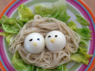 小鸟窝面条,在骨汤里煮好面条，捞出沥干摆盘。将鸡蛋两端摆好，剪海苔做眼睛，蛋黄做鸟嘴。日本那个便当就是这样的，原图用的是鹌鹑蛋，萝卜做鸟嘴。
