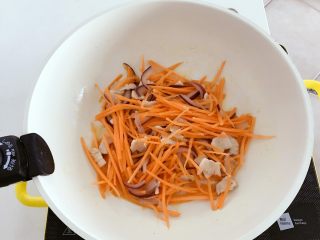 宝宝辅食：省力又好吃的橙色能量饭,倒入胡萝卜丝和香菇丁，翻炒至食材变软，小芽中火大概翻炒了2-3分钟。