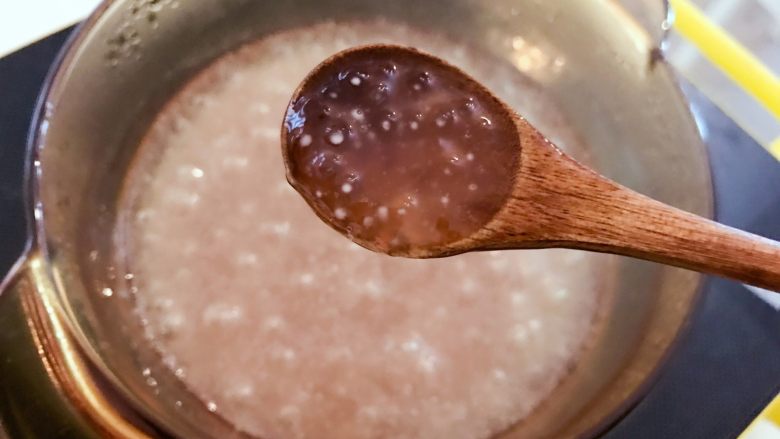 宝宝辅食：牛奶草莓西米露,大概煮15分钟左右，煮至西米中间只剩下一个小白点。
》煮西米的过程中，时不时要用勺子搅拌下，避免西米成团黏住。