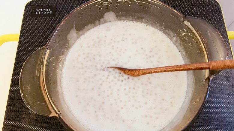 宝宝辅食：牛奶草莓西米露,倒入提前准备好的奶，用勺子搅拌均匀，稍稍放置一会，让西米吸足牛奶。
》如果是夏天，可以放入冰箱冷藏1小时再食用。