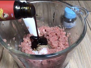 牛肉丸子汤,肉泥中加入盐、胡椒粉、味精、生抽、蚝油顺时针搅拌均匀