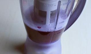嫣紫玫瑰萝卜花,放进搅拌机里加入适量温开水，取汁待用